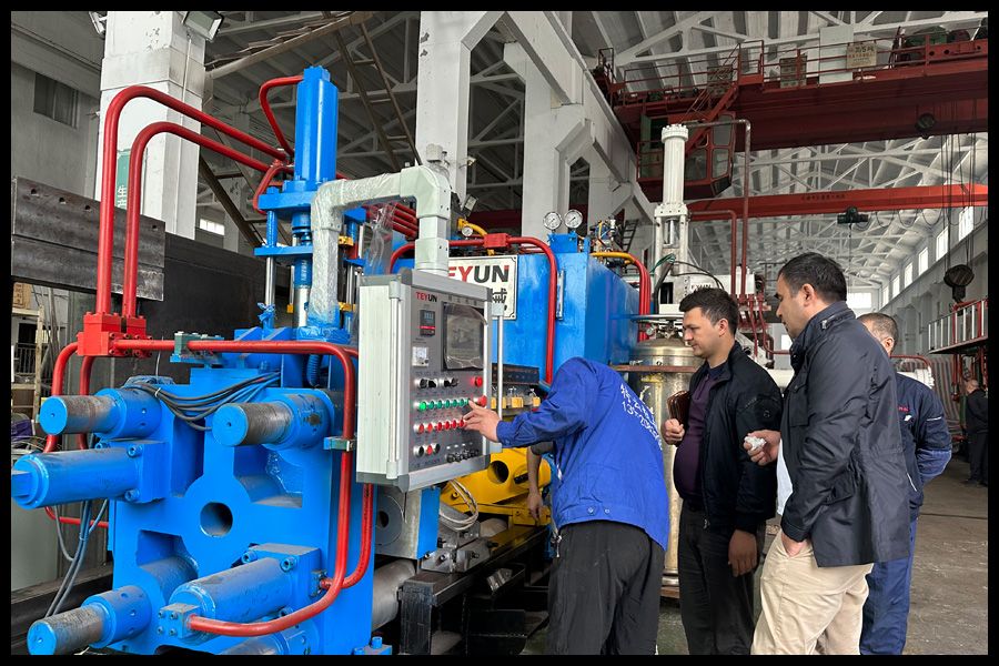 Customers from Uzbekistan came to inspect the machine on site