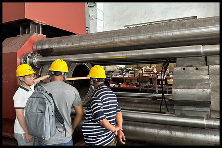 Pakistani Customers Come to The Factory to Discuss Machine Details